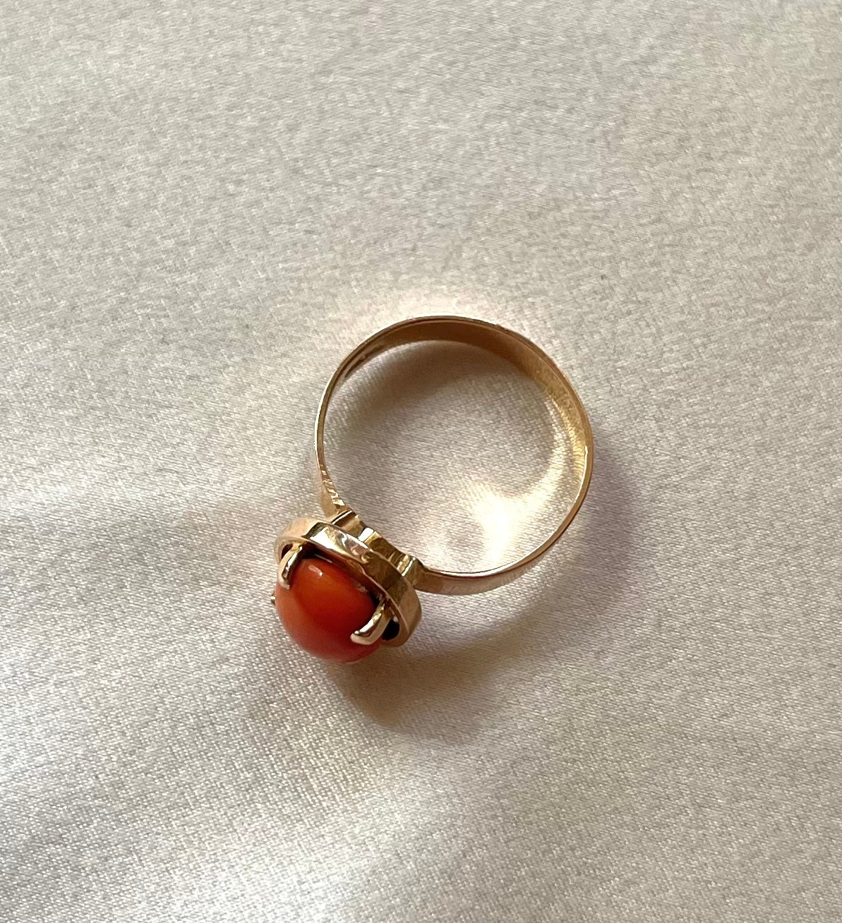Rare Vintage 18ct Gold Egyptian Coral Cabochon Ring, Size Q