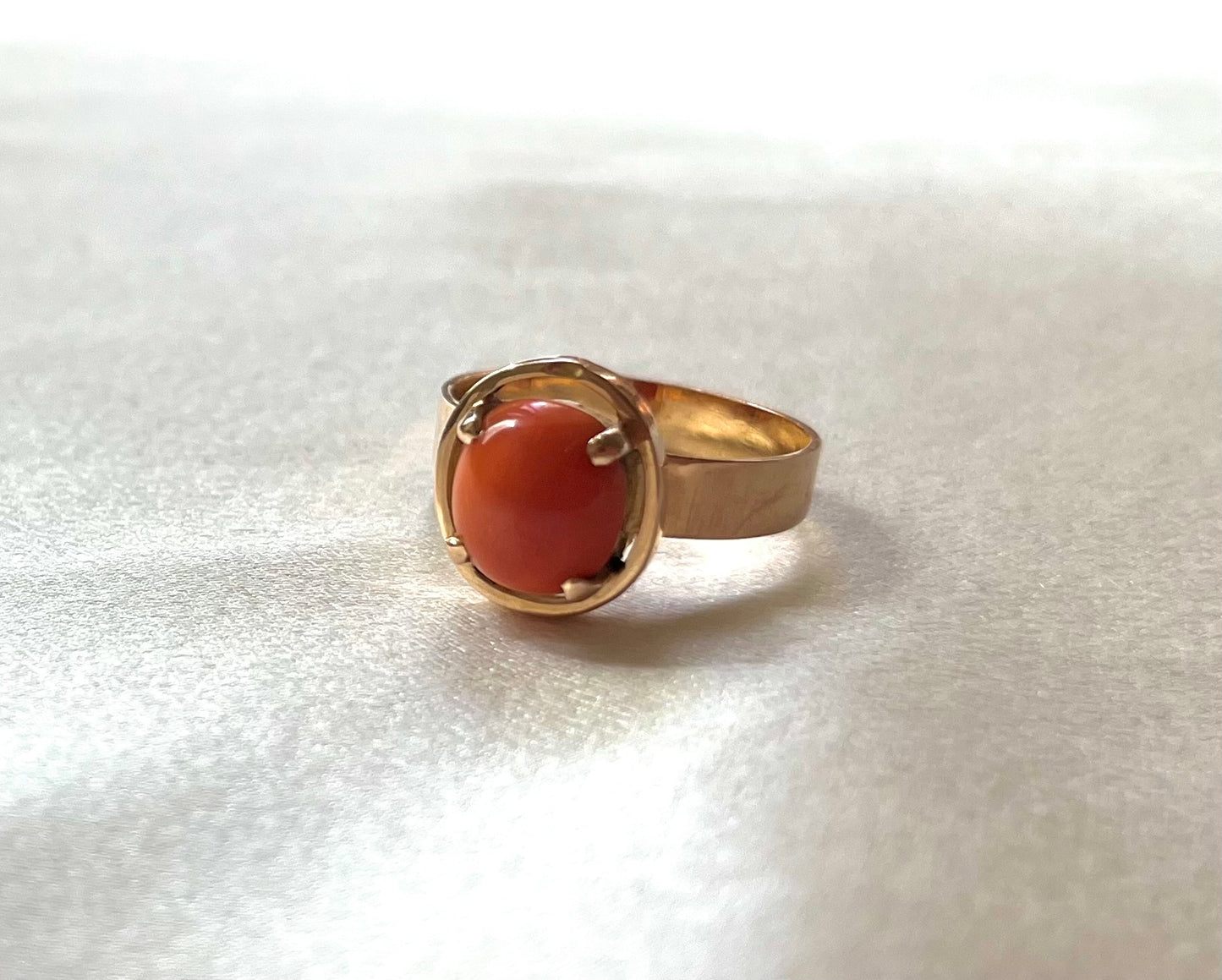 Rare Vintage 18ct Gold Egyptian Coral Cabochon Ring, Size Q