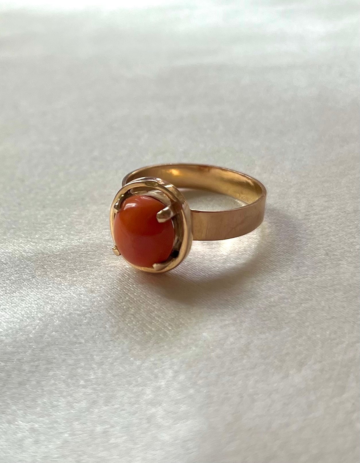 Rare Vintage 18ct Gold Egyptian Coral Cabochon Ring, Size Q