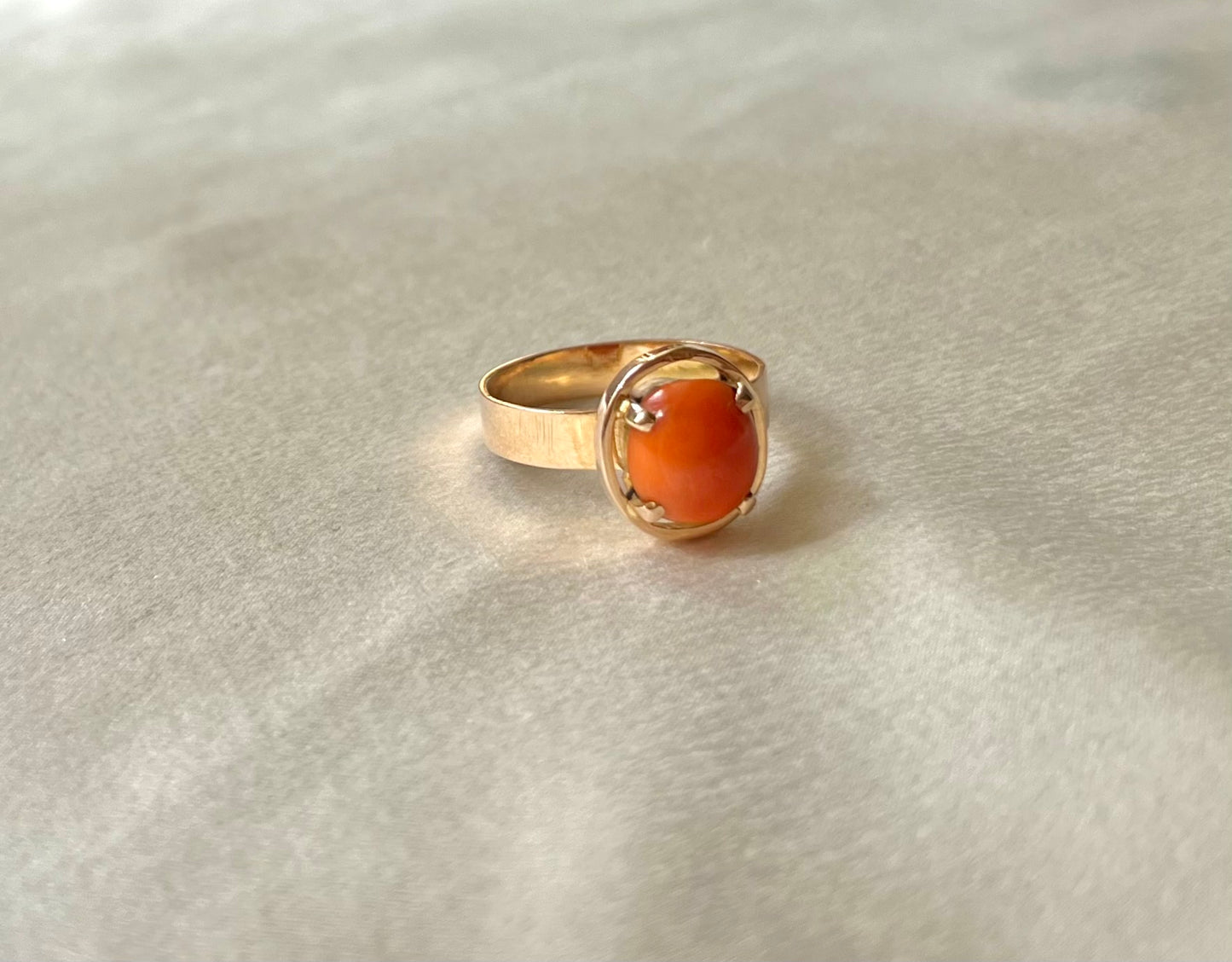Rare Vintage 18ct Gold Egyptian Coral Cabochon Ring, Size Q
