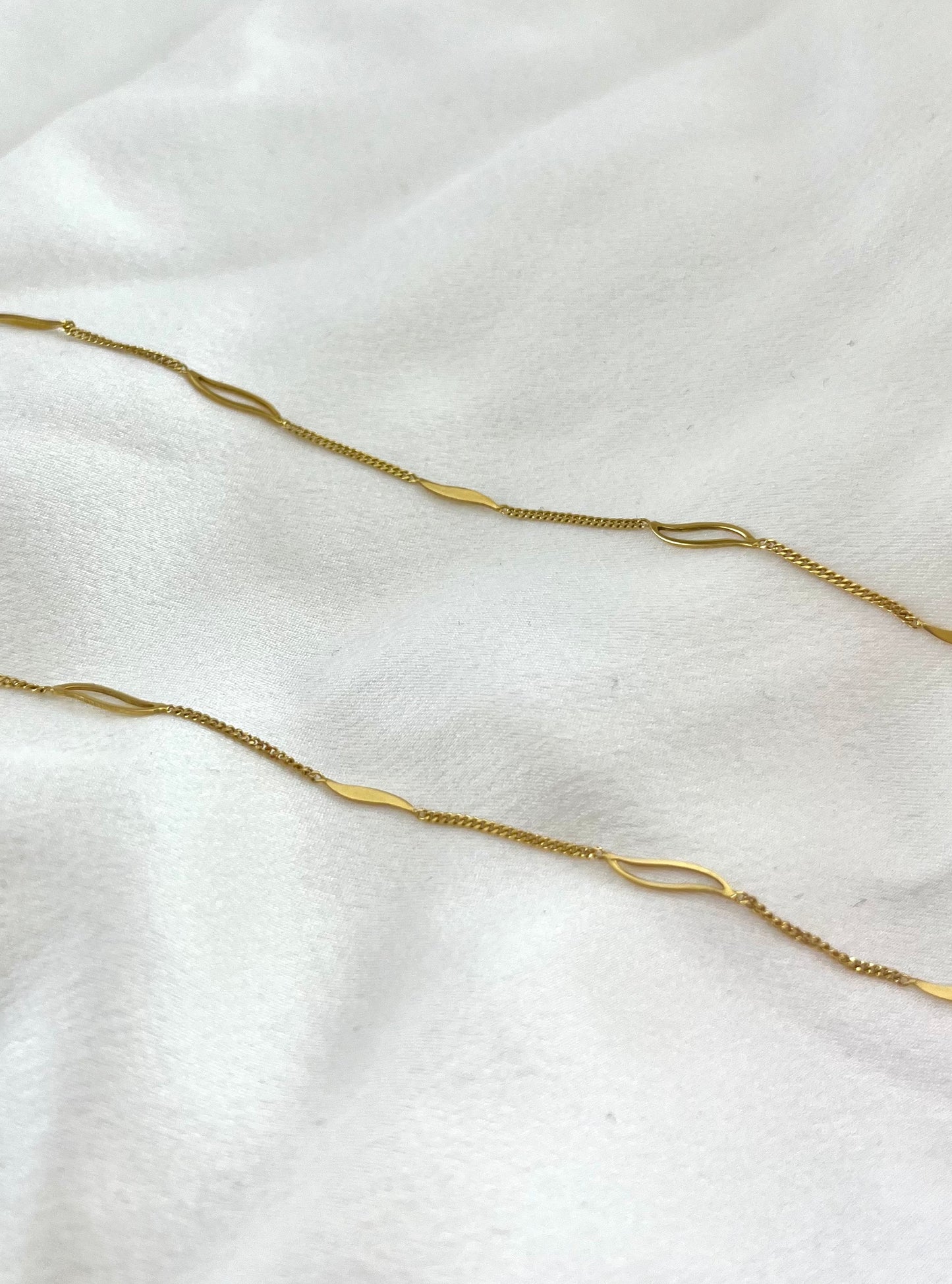 18ct Yellow Gold Vintage Delicate Curb Chain with Wave Pattern, 16 inches