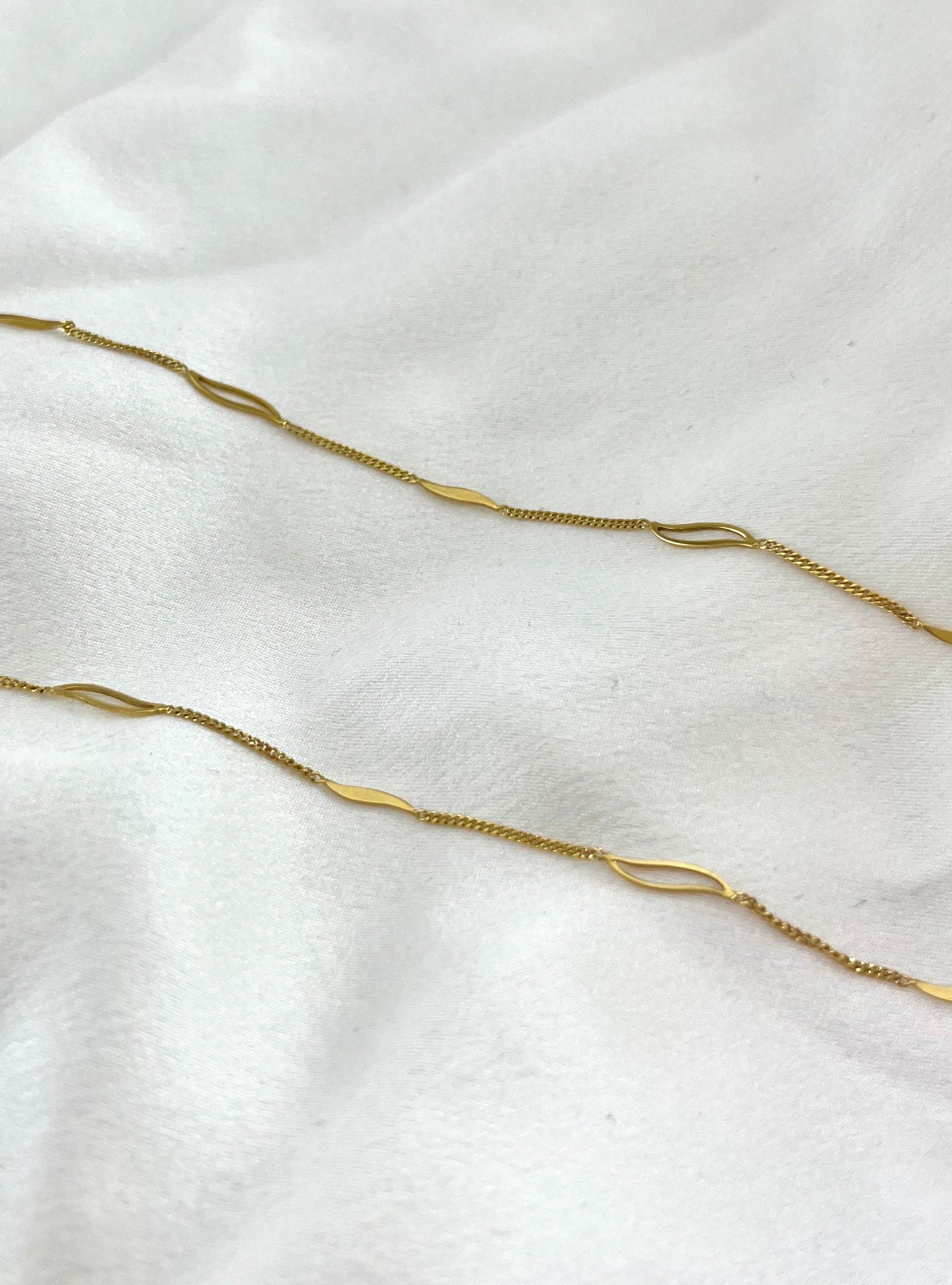 18ct Yellow Gold Vintage Delicate Curb Chain with Wave Pattern, 16 inches