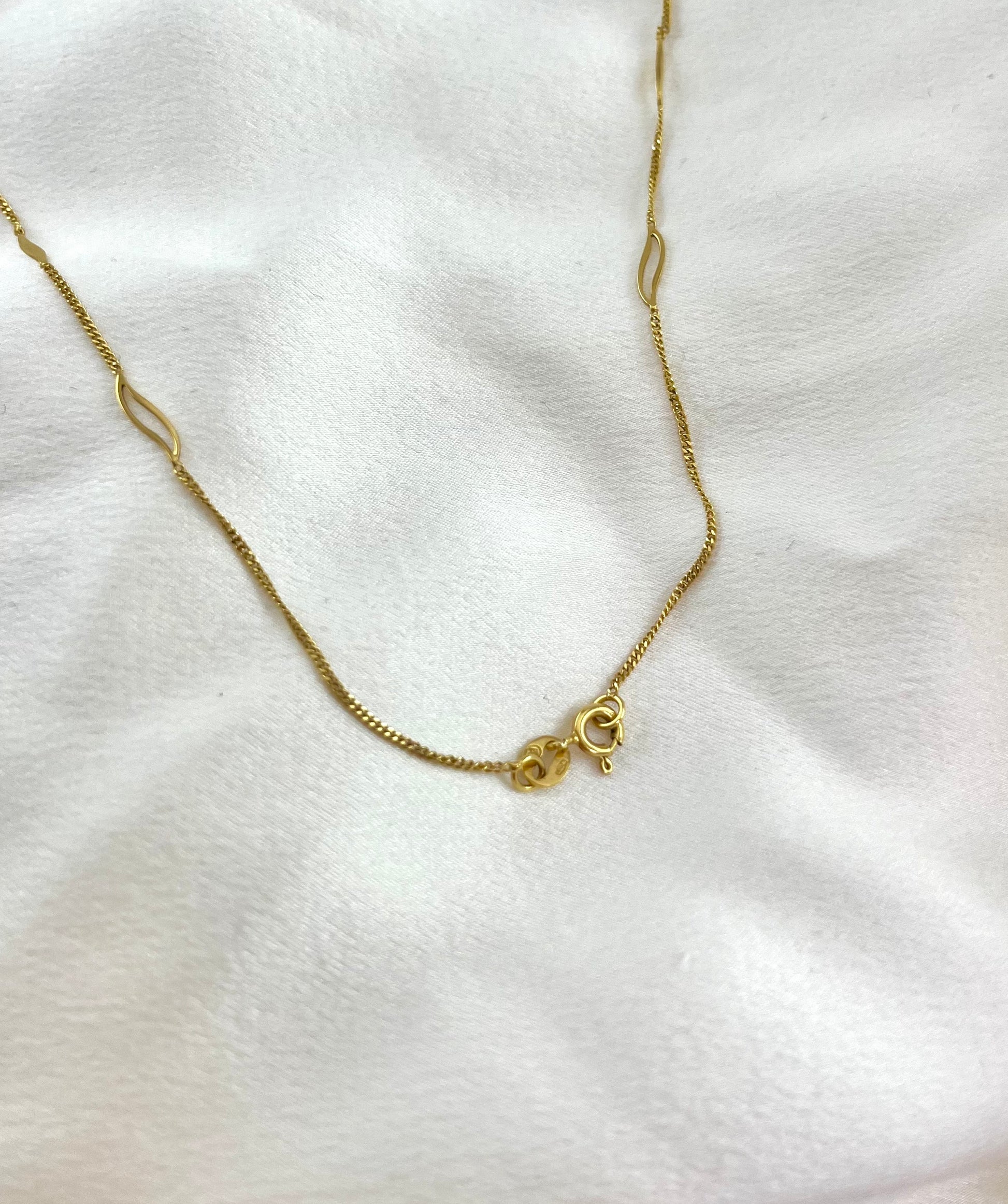 18ct Yellow Gold Vintage Delicate Curb Chain with Wave Pattern, 16 inches
