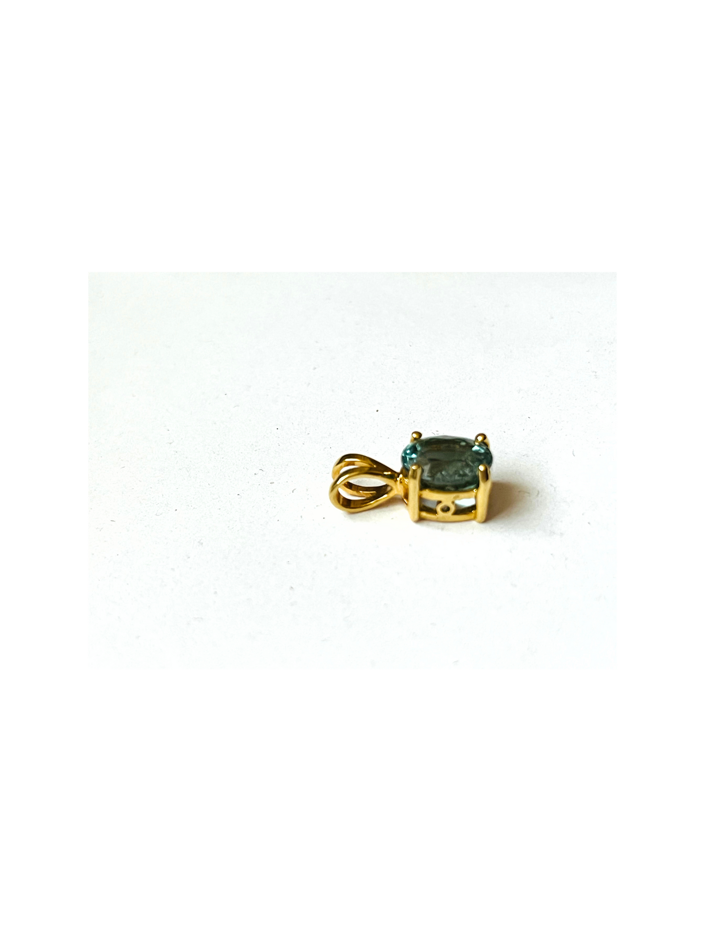 18ct Gold Aquamarine Oval Pendant Vintage