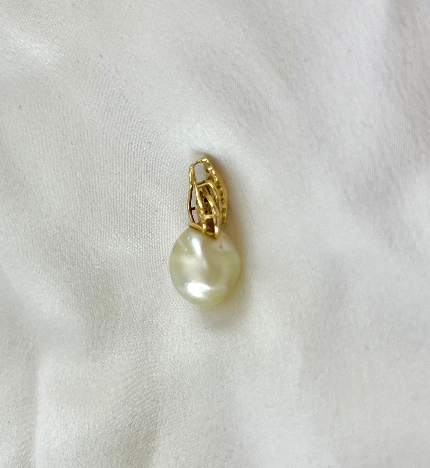 Vintage 18ct Gold Diamond and Freshwater Pearl Pendant