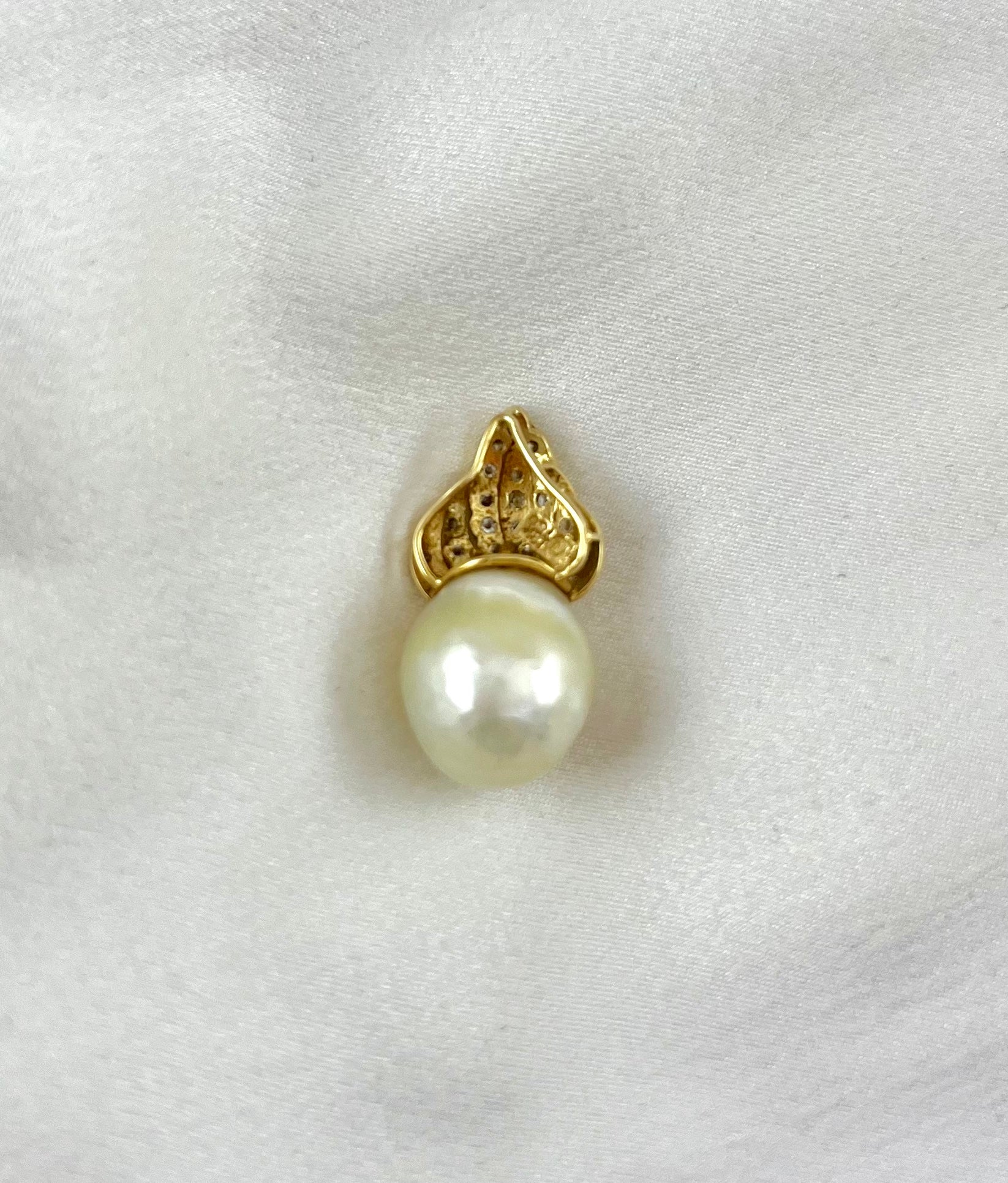 Vintage 18ct Gold Diamond and Freshwater Pearl Pendant