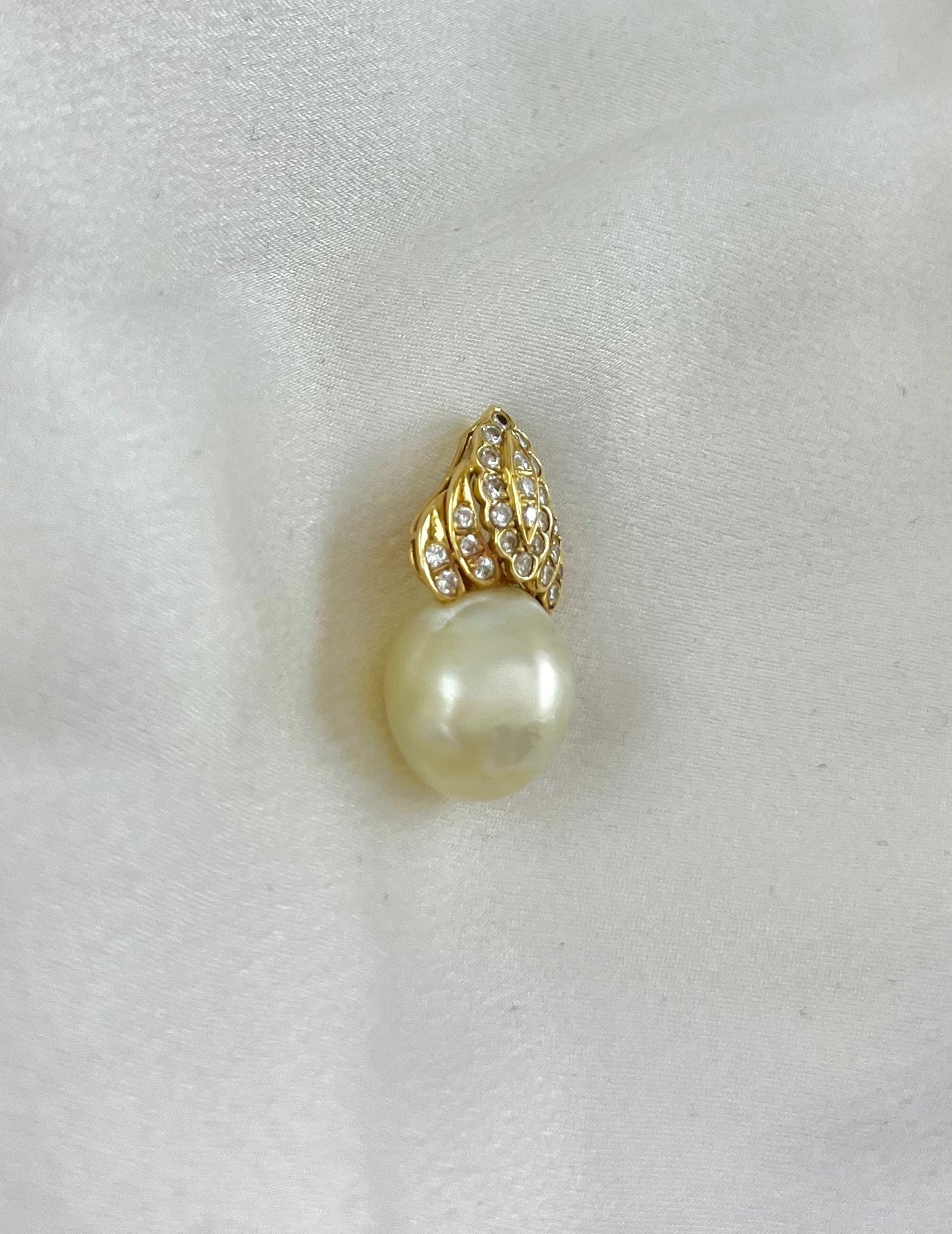 Vintage 18ct Gold Diamond and Freshwater Pearl Pendant
