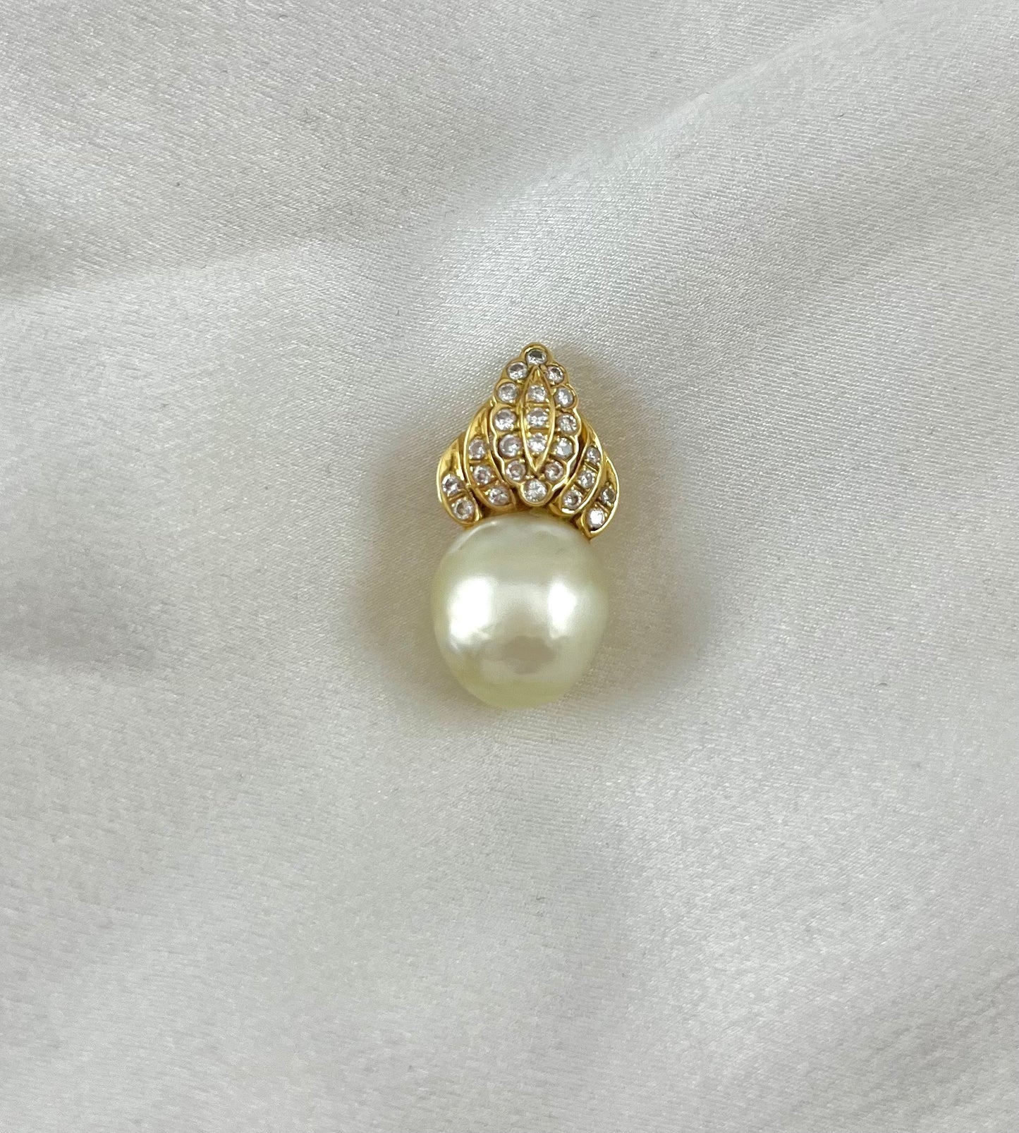 Vintage 18ct Gold Diamond and Freshwater Pearl PendantVintage 18ct Gold Diamond and Freshwater Pearl Pendant
