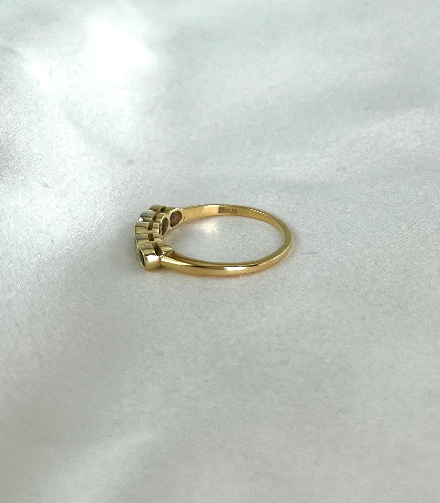 Vintage 18ct Yellow Gold 5 Stone Diamond and Sapphire Ring Size Q, Bezel Setting