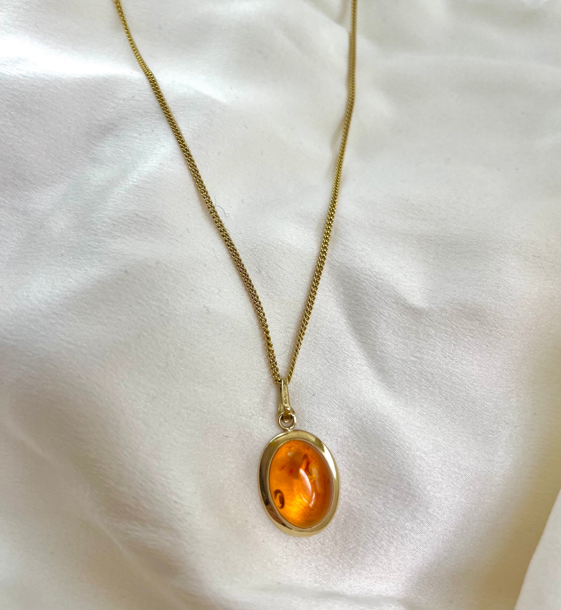 Vintage 9ct Gold Amber Oval Cabochon Pendant Nacklace with Gold Chain