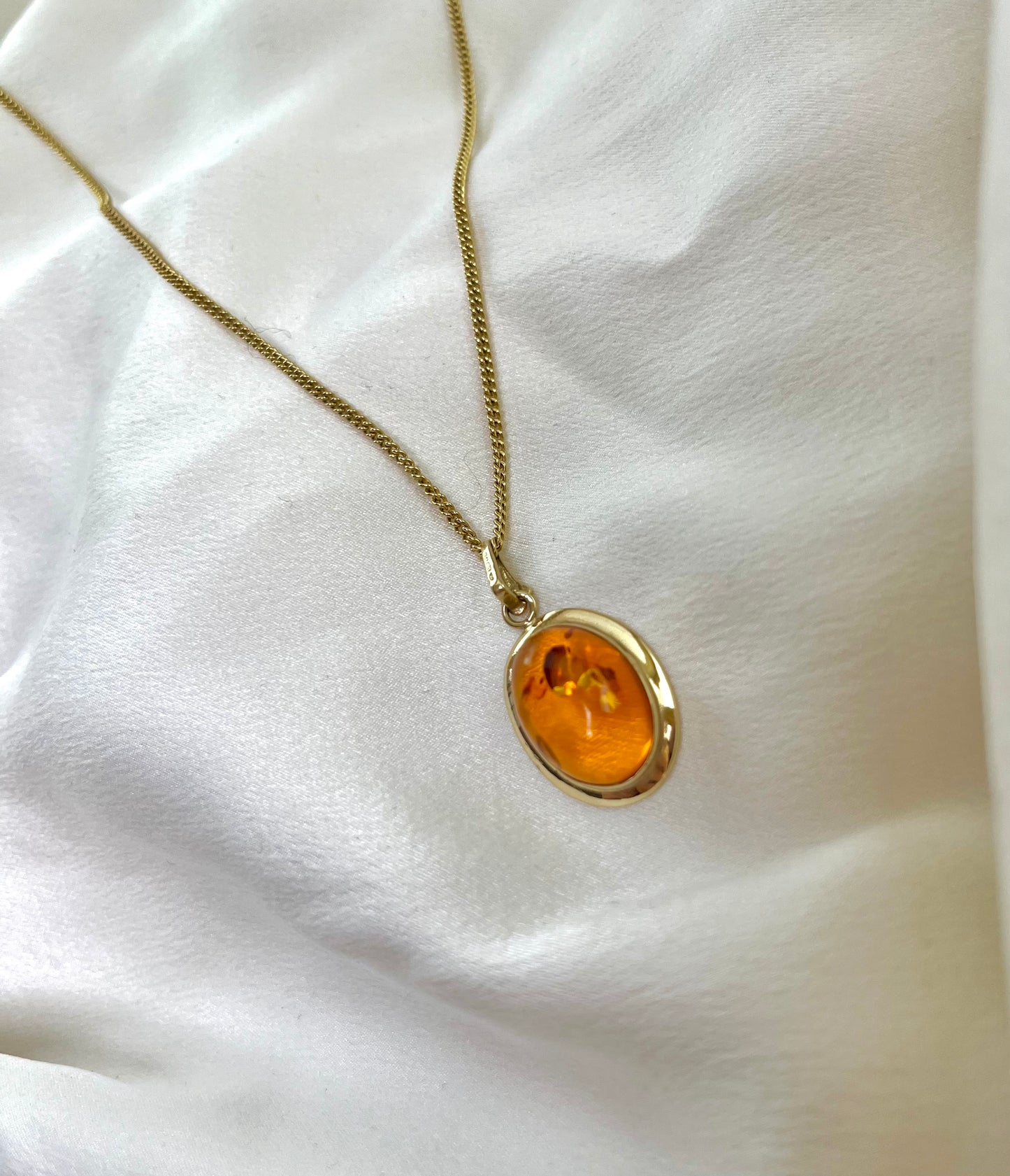 Vintage 9ct Gold Amber Oval Cabochon Pendant Nacklace with Gold Chain