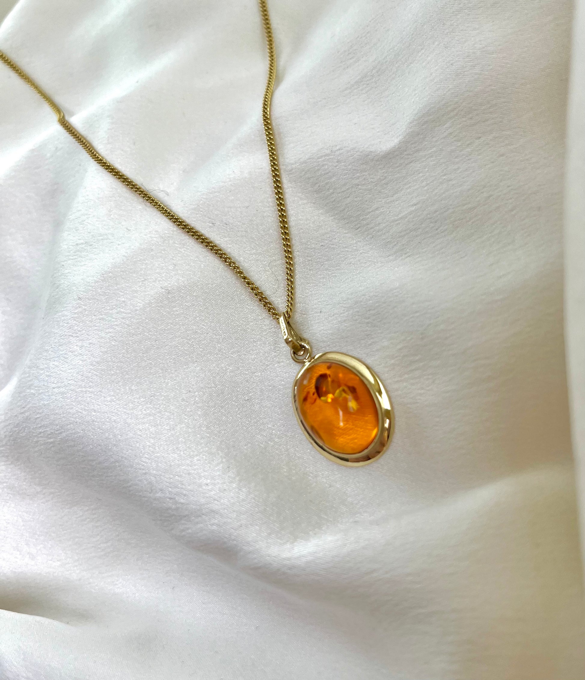 Vintage 9ct Gold Amber Oval Cabochon Pendant Nacklace with Gold Chain