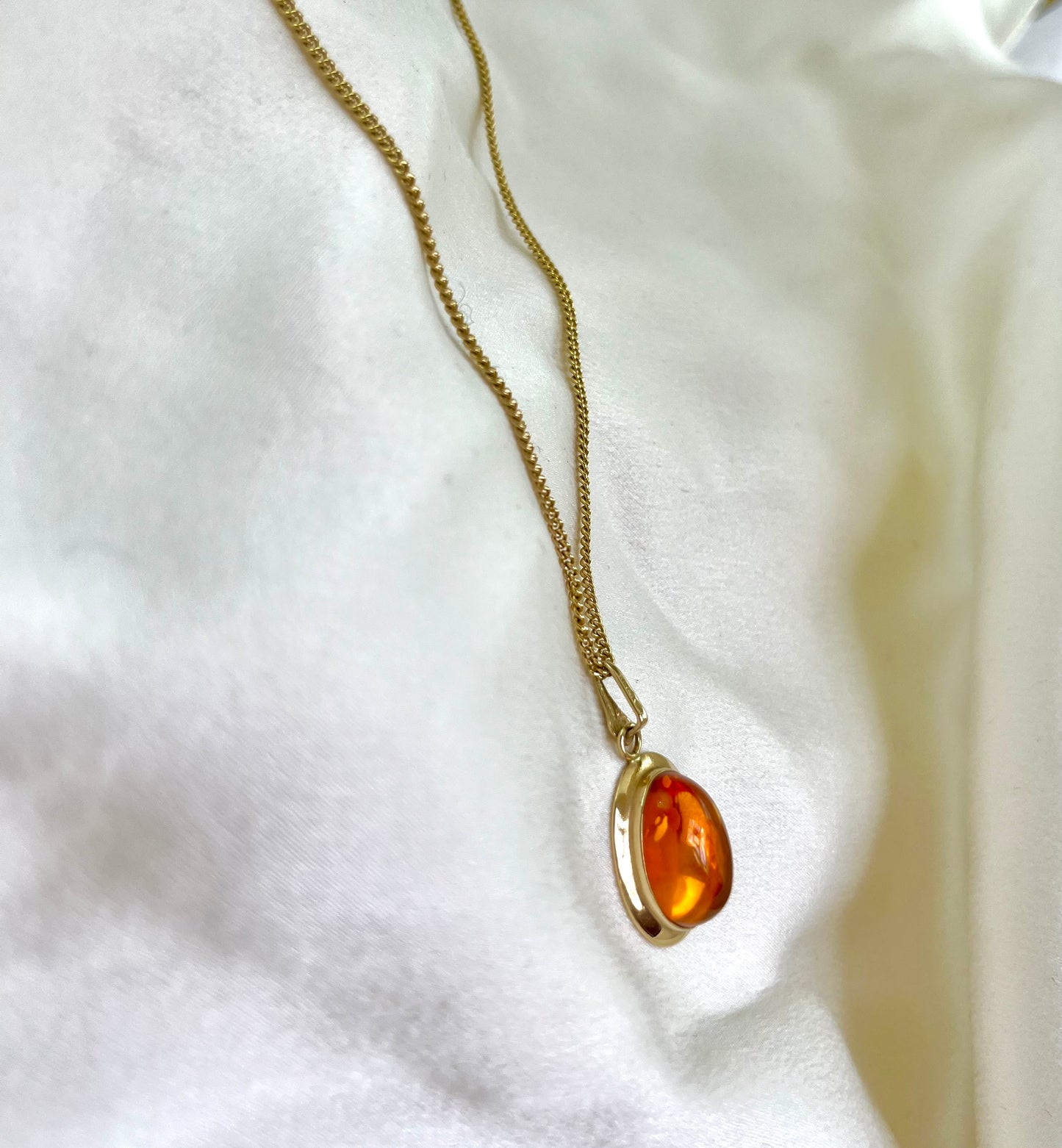 Vintage 9ct Gold Amber Oval Cabochon Pendant Nacklace with Gold Chain