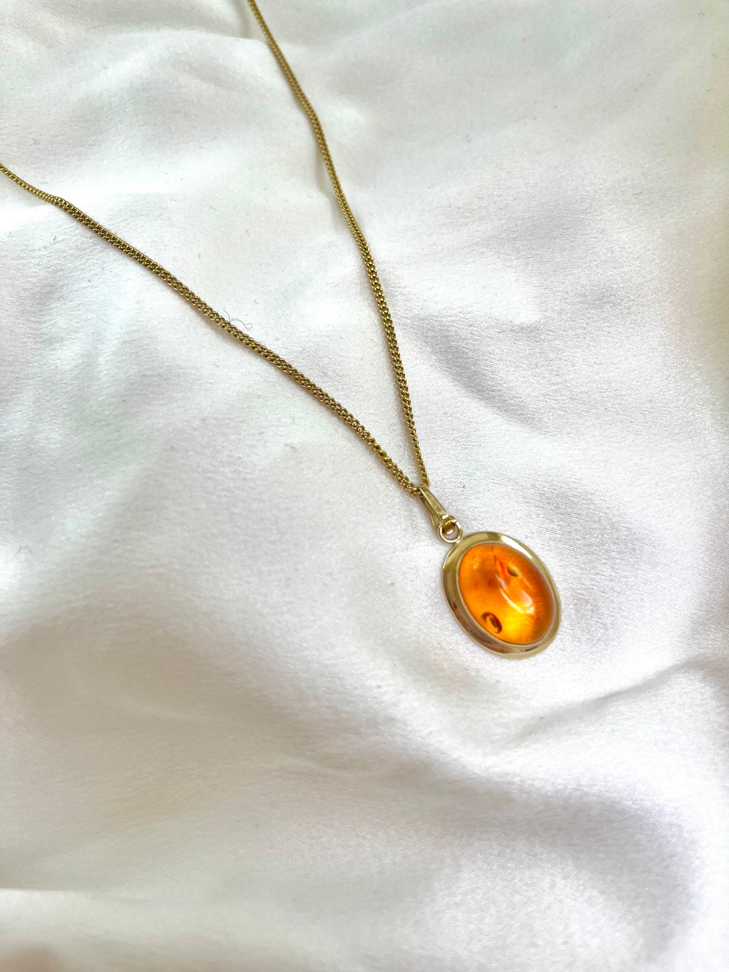 Vintage 9ct Gold Amber Oval Cabochon Pendant Nacklace with Gold Chain