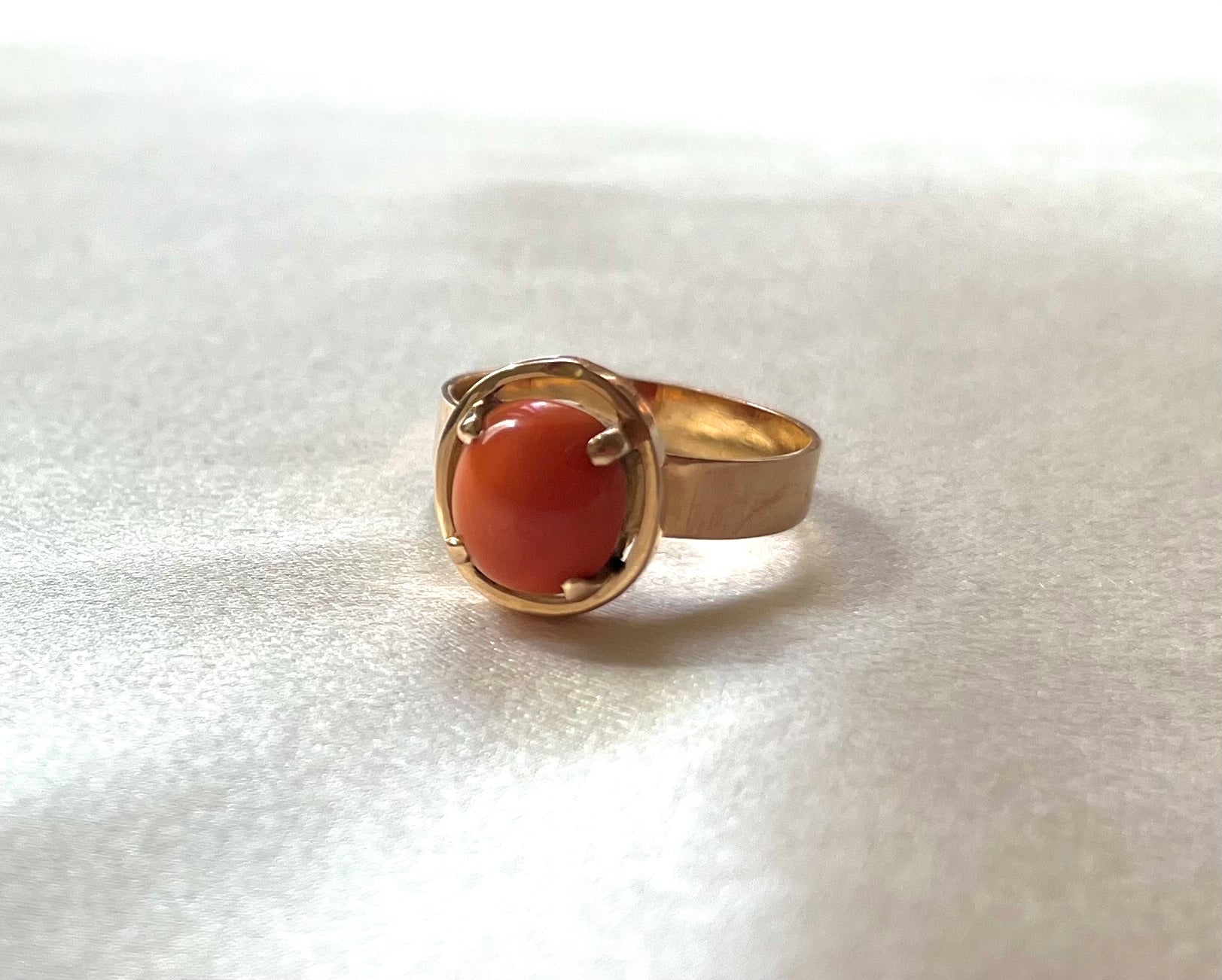 Rare Vintage 18ct Gold Egyptian Coral Cabochon Ring, Size Q