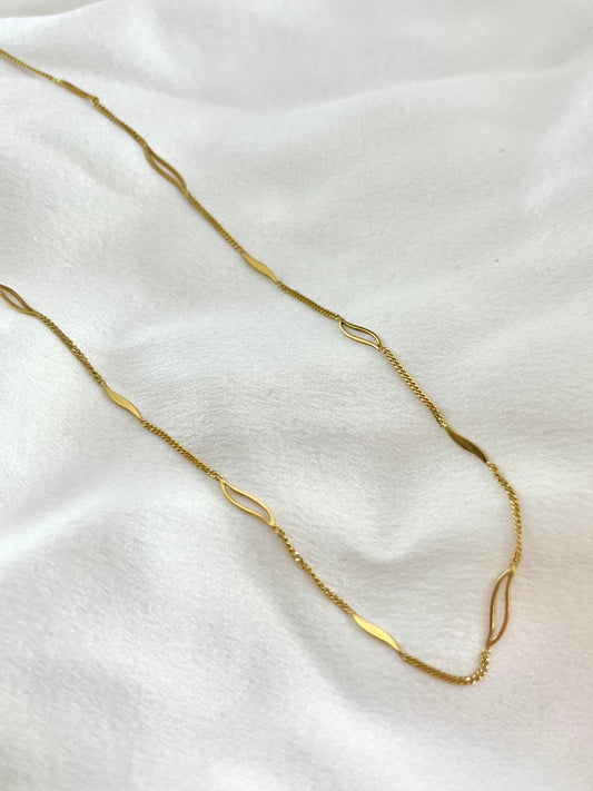 18ct Yellow Gold Vintage Delicate Curb Chain with Wave Pattern, 16 inches