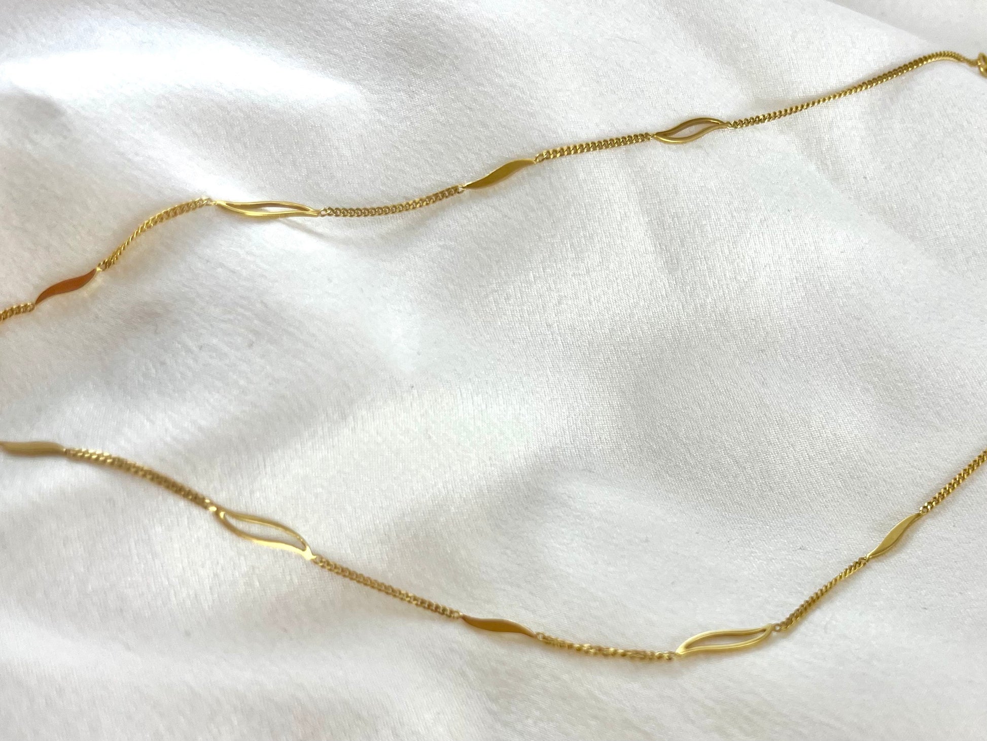 18ct Yellow Gold Vintage Delicate Curb Chain with Wave Pattern, 16 inches