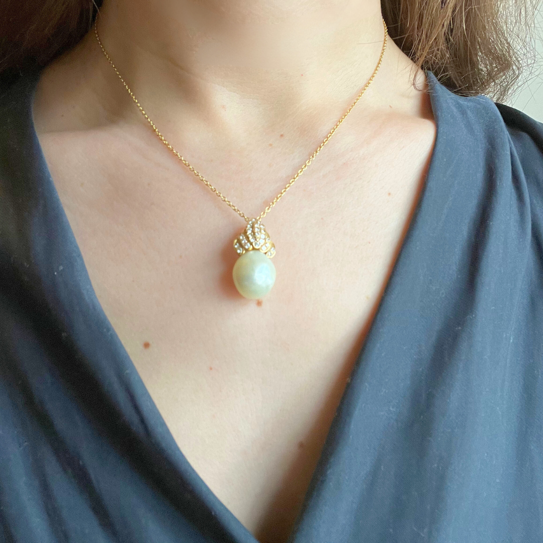 Vintage 18ct Gold Diamond and Freshwater Pearl Pendant