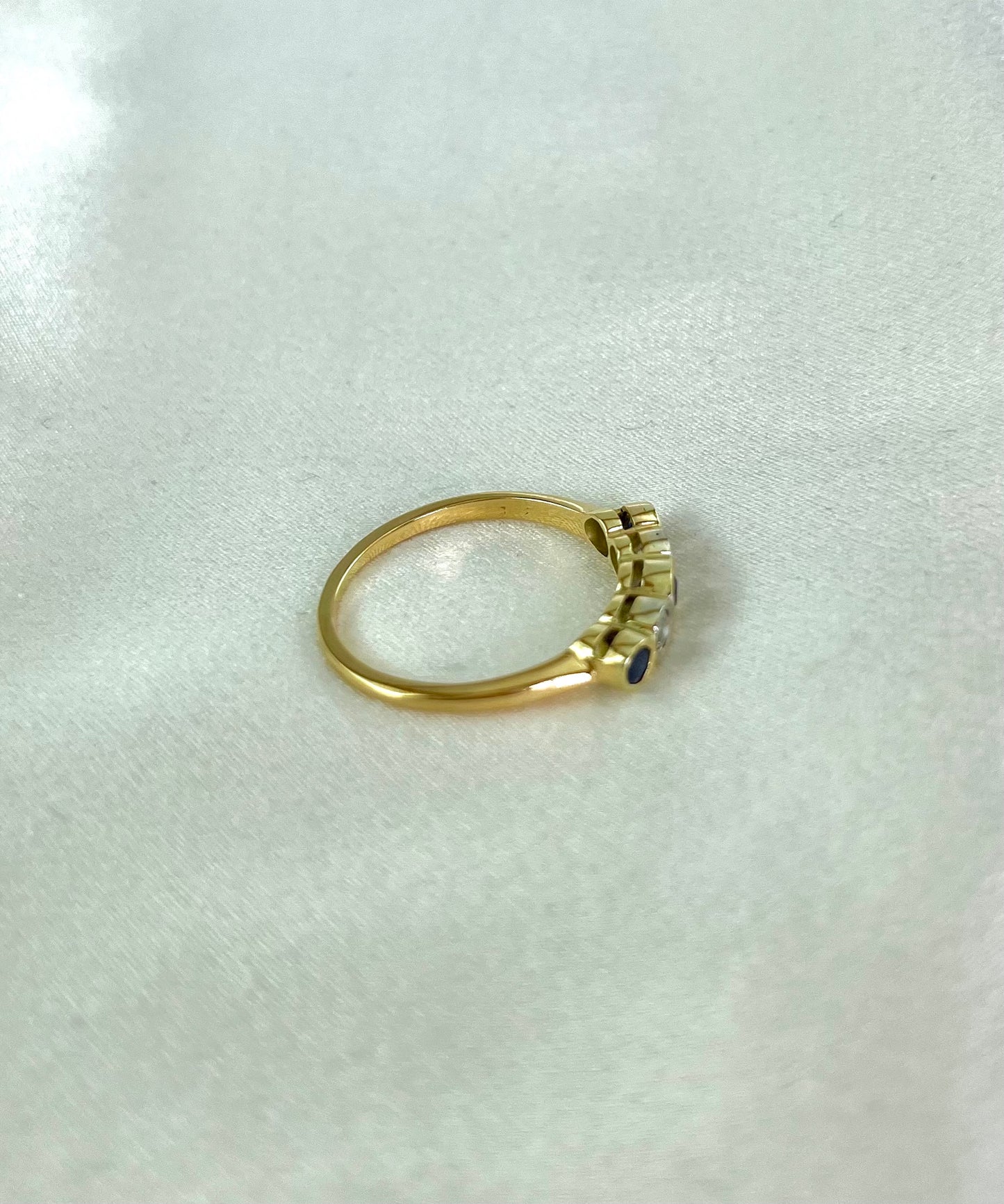 Vintage 18ct Yellow Gold 5 Stone Diamond and Sapphire Ring Size Q, Bezel Setting