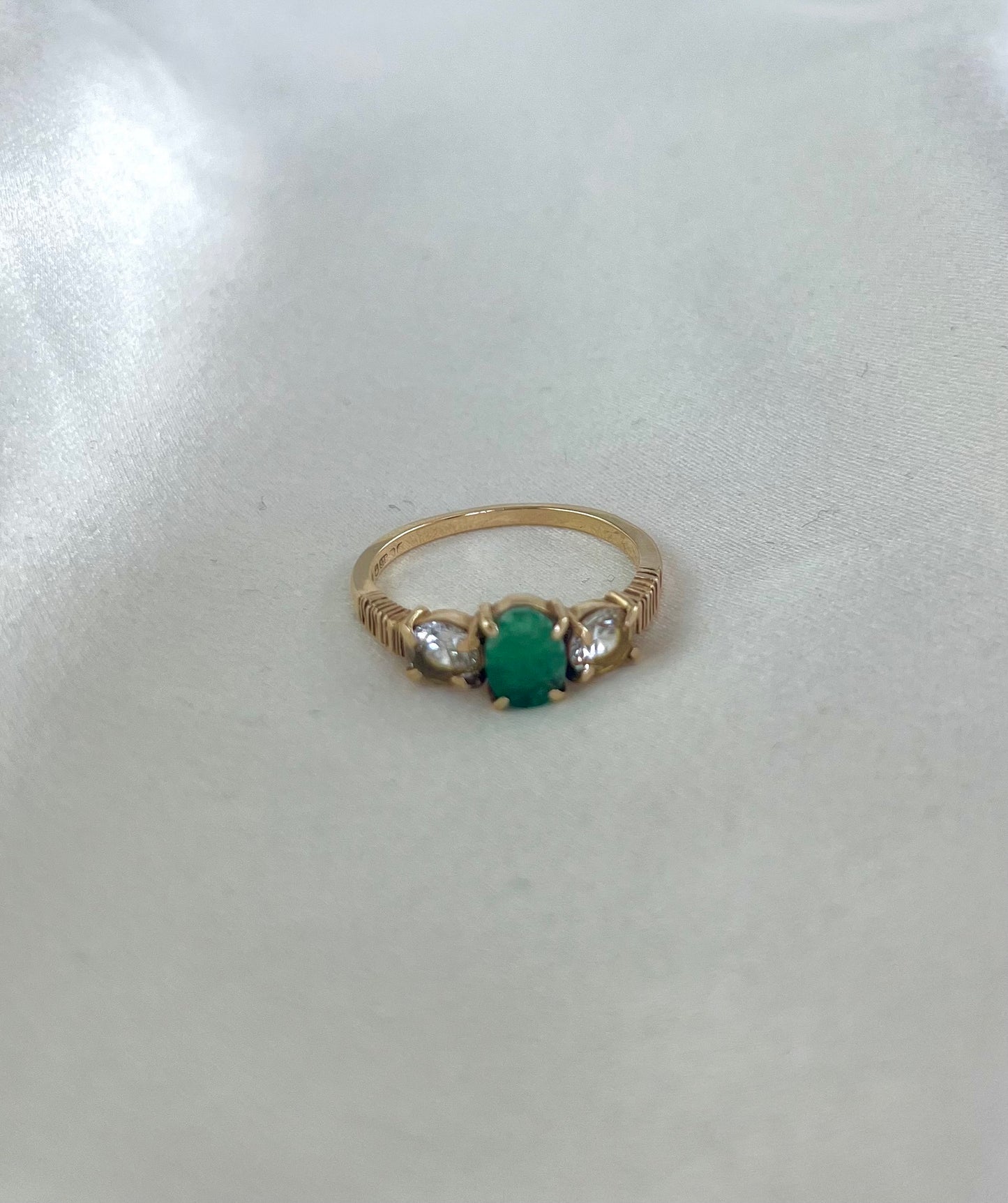 Vintage 9ct Gold Green Stone Trilogy Ring, Size S