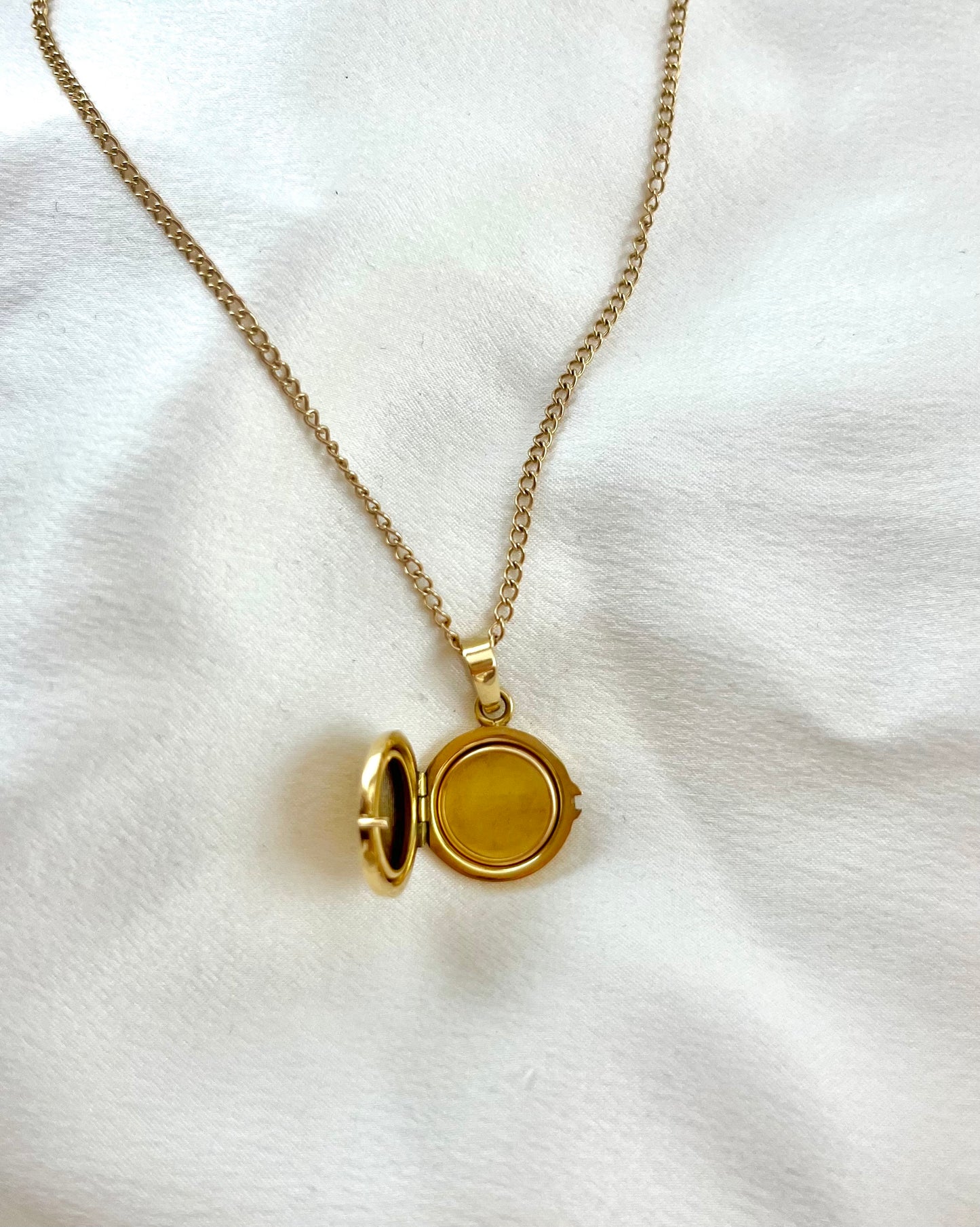 Vintage 9ct Gold Starburst Pendant with Long 9ct Gold Chain 55cm, attributed to Georg Jensen